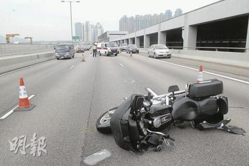 涉事電單車在撞車後滑行近100米橫亘路中，損毁不算嚴重。（何朝財攝）