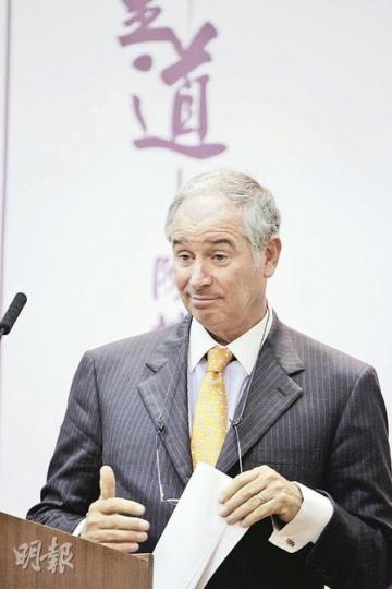 黑石集團主席施瓦茨曼指「貨幣戰爭」將會是未來環球經濟發展的一片「烏雲」。(郭慶輝攝)金融界重量級人物黑石集團主席施瓦茨曼來港演講,東亞銀行副行政總裁李民橋(左)亦為座上客。圖右為黑石大中華區主席梁錦松。(郭慶輝攝)施瓦茨曼演講吸引不少名人捧場,包括近年鮮有在公開場合露面的前電盈副主席袁天凡。(郭慶輝攝) 黑石集團主席施瓦茨曼指「貨幣戰爭」將會是未來環球經濟發展的一片「烏雲」。(郭慶輝攝)金融界重量級人物黑石集團主席施瓦茨曼來港演講,東亞銀行副行政總裁李民橋(左)亦為座上客。圖右為黑石大中華區主席梁錦松。(郭慶輝攝)施瓦茨曼演講吸引不少名人捧場,包括近年鮮有在公開場合露面的前電盈副主席袁天凡。(郭慶輝攝)