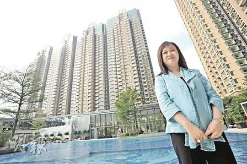 身處元朗「YOHO MIDTOWN」住客會所泳池的新地張卓秀敏指,集團計劃未來2、3周內,推出項目餘下百多個待售單位,並「預告」價錢將有上調空間。(余俊亮攝)會所內的「MIDTOWN 咖啡室」,除設有餐廳外,住戶在這裏還可以打桌球,或觀看足球賽事。(余俊亮攝)「YOHO MIDTOWN」內設的宴會廳,最多可放置6張圓形大餐桌,為租用人士提供中、西式食品。(余俊亮攝)「YOHO MIDTOWN」住客會所設有「董事屋」,除可供住戶租用舉行私人派對外,戶外範圍另設私家泳池,供租用人士使用。(余俊亮攝) 身處元朗「YOHO MIDTOWN」住客會所泳池的新地張卓秀敏指,集團計劃未來2、3周內,推出項目餘下百多個待售單位,並「預告」價錢將有上調空間。(余俊亮攝)會所內的「MIDTOWN 咖啡室」,除設有餐廳外,住戶在這裏還可以打桌球,或觀看足球賽事。(余俊亮攝)「YOHO MIDTOWN」內設的宴會廳,最多可放置6張圓形大餐桌,為租用人士提供中、西式食品。(余俊亮攝)「YOHO MIDTOWN」住客會所設有「董事屋」,除可供住戶租用舉行私人派對外,戶外範圍另設私家泳池,供租用人士使用。(余俊亮攝)
