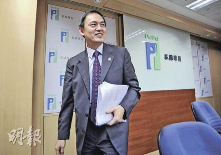 私隱專員蔣任宏昨日公布八達通出售客戶個人資料事件調查報告,雖然裁定八達通違反3項私隱保障原則,但他卻指公署無權對八達通作懲處。(葉漢華攝) 私隱專員蔣任宏昨日公布八達通出售客戶個人資料事件調查報告,雖然裁定八達通違反3項私隱保障原則,但他卻指公署無權對八達通作懲處。(葉漢華攝)