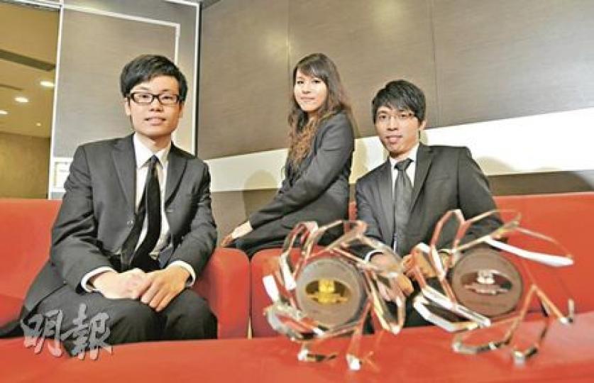 楊天偉(左起)、鄺惠雅及易榮濱均是中大工商管理學士課程獲獎畢業生,現時分別於本港四大會計師樓工作。鄺指出,大部分畢業生會爭取於畢業後一年考取專業試,因為考試合格後薪酬會有較大加幅。(葉漢華攝) 楊天偉(左起)、鄺惠雅及易榮濱均是中大工商管理學士課程獲獎畢業生,現時分別於本港四大會計師樓工作。鄺指出,大部分畢業生會爭取於畢業後一年考取專業試,因為考試合格後薪酬會有較大加幅。(葉漢華攝)