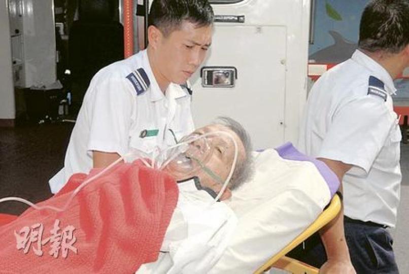 竹戰期間疑心臟病發昏迷老翁,送院時已蘇醒,經治理後無大礙。(蘇偉明攝) 竹戰期間疑心臟病發昏迷老翁,送院時已蘇醒,經治理後無大礙。(蘇偉明攝)