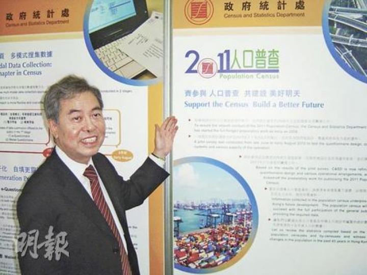 統計處長馮興宏昨首度展示「2011人口普查」的標誌，像車子的設計寓意「向前行」。他預料，明年普查三成被抽中受訪住戶會自動透過網站或郵遞方式呈交問卷。（盧曼思攝）