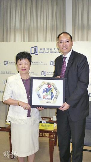 浸大協理副校長鍾玲（左）及教務長唐創時均表示，2012年改行4年制後，浸大部分課程將改行學院統一收生，屆時該校聯招課程選擇將由現時57個減少至16個。（蕭輝浩攝）