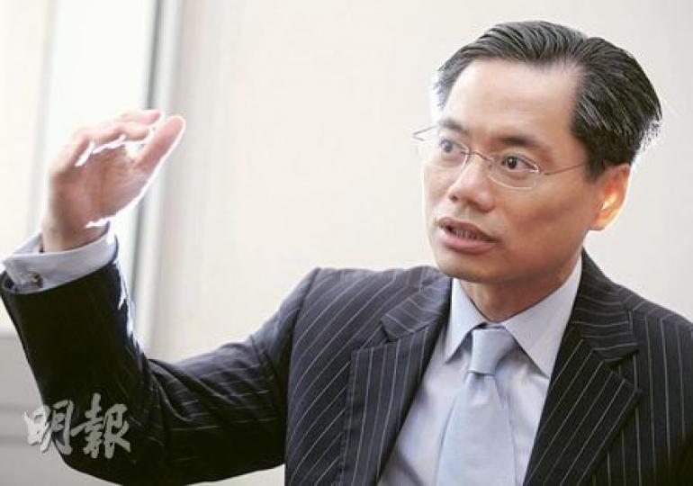 從事投資買賣廿多載的袁志光坦言﹕「（物業代理）呢一行人才好重要，溝通工作更加重要」，因為一單「刁」的發生，往往建立於與客戶的關係上。（劉焌陶攝）