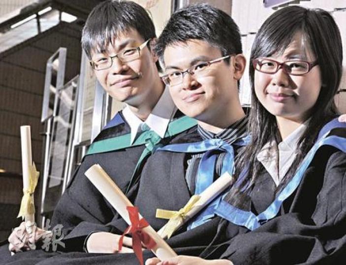 今屆港大附屬學院副學士畢業生（左起）蕭卓賢、劉健樂及謝詩敏同聲表示，兩年的副學士課程為他們升讀大學作了更佳準備，亦令他們知道即使會考、高考失敗，只要憑着永不放棄的精神，仍是會有升學出路。（劉焌陶攝）