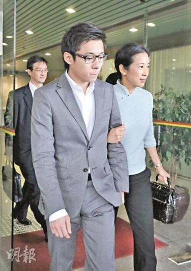 霍啟人（左）昨承認酒後駕駛及危險駕駛罪，獲准保釋候判，其母朱玲玲（右）一如過去兩次提訊，一直伴在兒子身旁。（葉漢華攝）