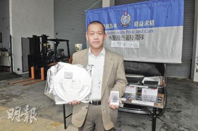 水警在西貢公眾碼頭破獲150萬元走私案，港外區特遣隊高級督察王偉漢展示檢獲的電腦晶片（左）和電子手帳等證物。（馮國良攝）