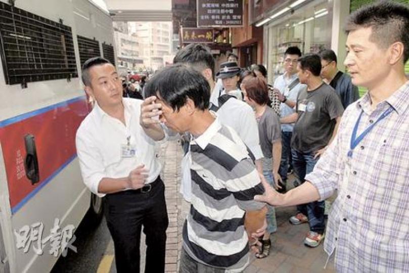 警方在馬頭圍道一間分租劏房，拘捕7名越南籍非法入境者，將各人帶署調查。（蘇偉明攝）