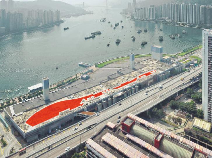 港鐵有6個鐵路上蓋物業項目，因早已入則，毋須受明年4月生效的「限發水新指引」監管。本報參考圖則後發現，當中又以照片中的荃灣西站5區地盤發水較嚴重，按它在09年入的最新圖則，單是住客會所獲得寬免的樓面面積即可多達12.2萬平方呎。（余俊亮攝）（明報製圖）