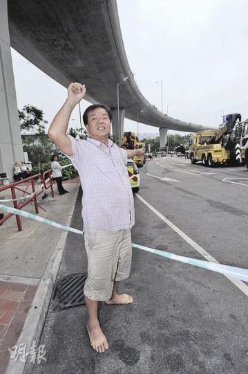 的士司機黃家富事發時脫了鞋，打算在的士內睡覺休息，但旅遊巴突然飛墜壓毁的士車頂，嚇得他赤腳逃生。（尹錦恩攝）的士司機羅耀明險被旅遊巴壓住，憶起與旅遊巴司機「對望」畫面，猶有餘悸。（尹錦恩攝）