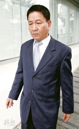 事發時為蕭永方直屬上級的嚴順成（圖），昨供稱與蕭失去聯絡後曾向上級報告，稍後他多次用通訊器嘗試聯絡蕭，但不成功。（林振東攝）消防總隊目謝子健（圖）在火警當日，因通訊器失效而改用單位固網電話，直接致電指揮室求助。（林振東攝）