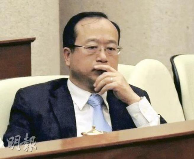 民建聯陳鑑林指，私隱專員公署在八達通出售資料上應負最大責任，但有關言論被民主黨議員猛烈批評，更要求他就言論道歉。（葉漢華攝）民主黨涂謹申要求成立專責委員會，調查商業機構轉售市民個人資料情况，但多數議員擔心調查範圍過大而反對，涂最終自行撤回動議。（葉漢華攝）