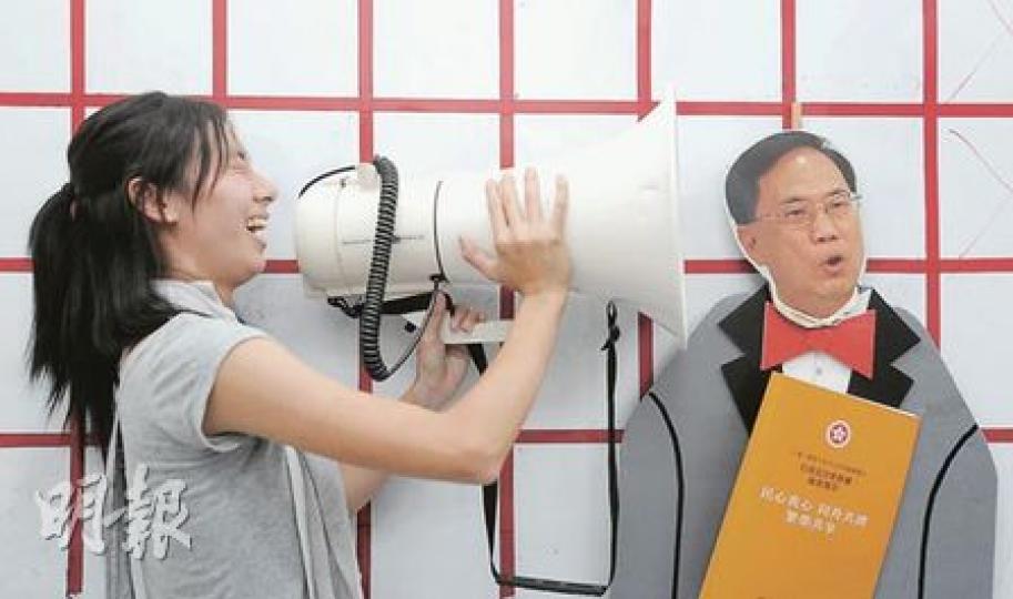 楊佩艮看起來柔弱嬌小，但批評特首曾蔭權的施政報告時絕不手軟，她說，若曾蔭權在眼前，她會要求對方增多資源改善基層保障，大力支持最低工資訂在33元。（余俊亮攝）