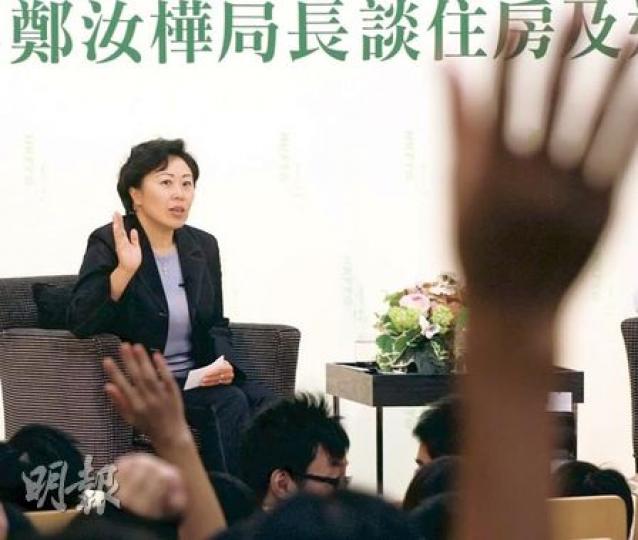 鄭汝樺昨與430名青年就《施政報告》中的房屋及運輸政策對談，面對青年舉手發問，鄭汝樺除回應有關置安心計劃的提問，還多次提醒市民低息環境不會長期持續，置業應量力而為。（李紹昌攝）