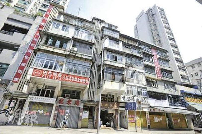 董伯居於深水埗通州街208號一間板間房，至今已17年，但因大廈被收購，全幢大廈只剩下板間房的8名房客。（朱永倫攝）