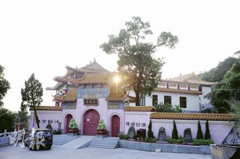 位於大嶼山鹿湖的延慶寺屬於註冊廟宇，受《華人廟宇條例》監管，但身兼華人廟宇委員會主席的民政事務局長曾德成，卻以宗教自由及保護私有產權為由，無意調查延慶寺。（朱永倫攝）