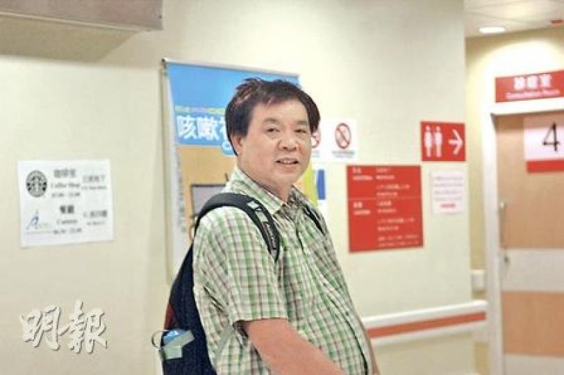 的士司機黃家富前日「死過翻生」，昨日到醫院看精神科醫生後，便往買燒豬回家拜神。（衛永康攝）