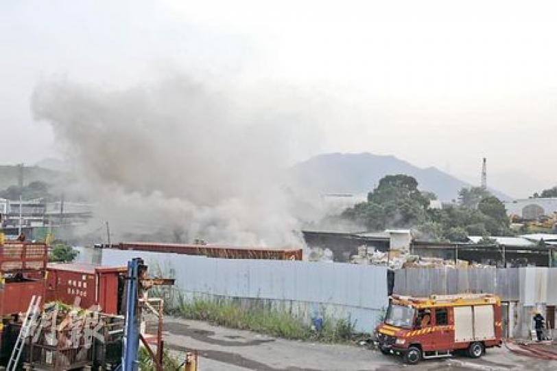 打鼓嶺五洲南路一個回收場昨日發生三級火警，濃煙滾滾，消防員約兩個小時後將火救熄。（衛永康攝）