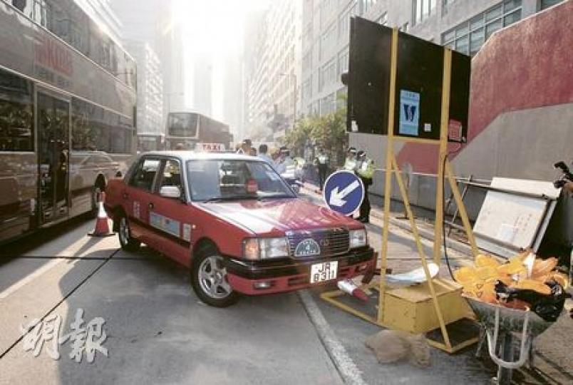 心臟病司機疑駕駛途中病發暈倒，的士直衝修路工程路牌，車輛損毁不算嚴重，司機並無表面傷痕，送院後不治，警方會調查其死因是病發還是撞車引致。（劉友光攝）