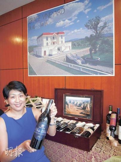 山西怡園酒莊將參與周四起一連4天「香港美酒佳餚巡禮」，少莊主陳芳表示，屆時會出售她手上這支現時只在國泰商務客艙提供的Deep Blue紅酒。（張岳弢攝）