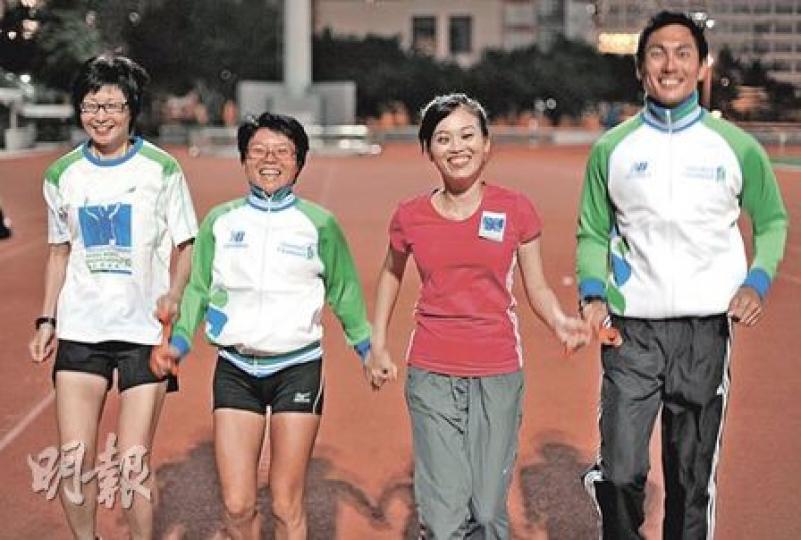 長跑令失去視力的傅提芬Inty（右二）及郭瓊Alsa（左一）重生，分別成為美容公司電話最佳銷售員及運動健將。香港盲人體育會顧問及教練林威強（右一），一路細心呵護及培育他們在長跑路上的成長。（何家達攝）
