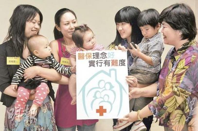 香港健康網絡總監伍妙敏（右一）表示，不少父母不清楚政府醫保計劃，故未能決定會否購買。（余俊亮攝）