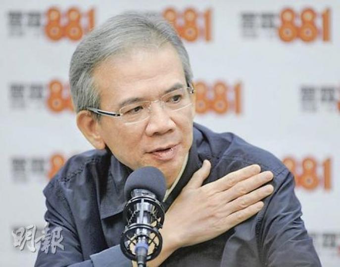 平機會主席林煥光批評，現時纖體廣告鋪天蓋地，把女性包裝成「商品」來販賣。（余俊亮攝）港鐵站的女性豐胸纖體廣告舉目皆是，學者認為這些廣告已成為港人生活的一部分。（何家達攝）