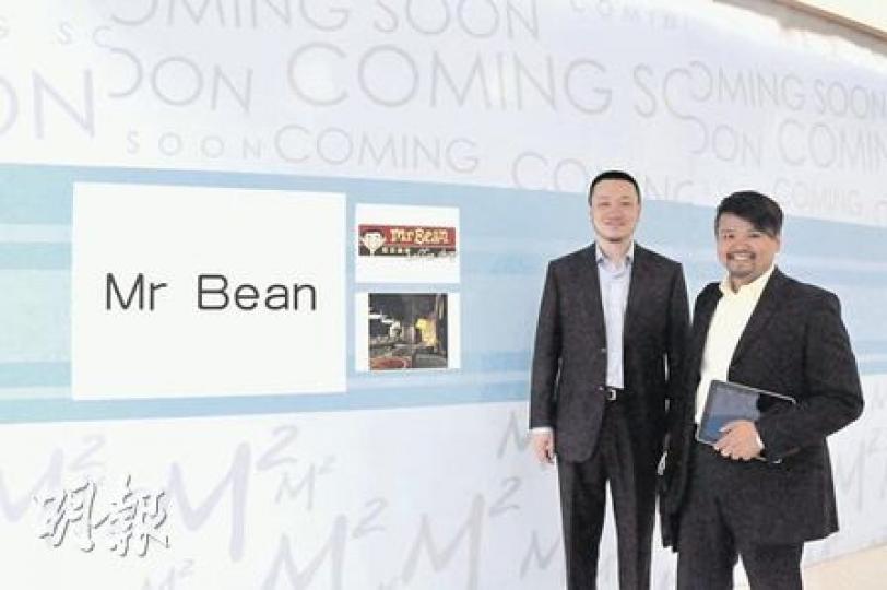 林博聰（右）在上海開設Mr Bean咖啡店，他找來當地人吳榮健（左）合伙，可以更快掌握內地市場環境。（陳健佳攝）植向陽（右）及太太梁淑儀看到內地飲食業發展有潛質，開設酸奶冰淇淋店。為迎合上海人口味，味道較甜。（陳健佳攝）
