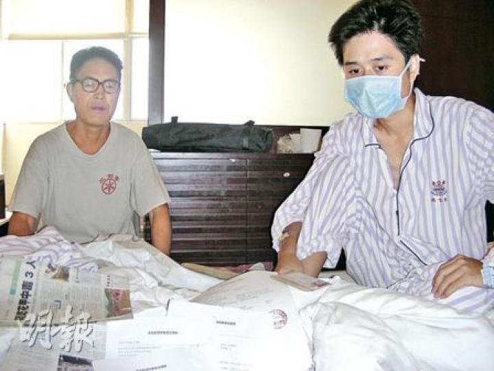 王春雷每個月要輸一次血，由於花費貴，現在已住不起病房吃不起藥。（李泉攝）