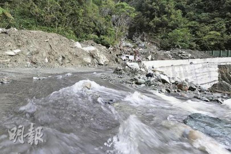 蘇花公路114.5公里處泥濘沙石佈滿公路，雨水仍不停從山上湧下來。（何家達攝）蘇花公路114.5公里處，有汽車殘骸被泥石掩埋。（何家達攝）