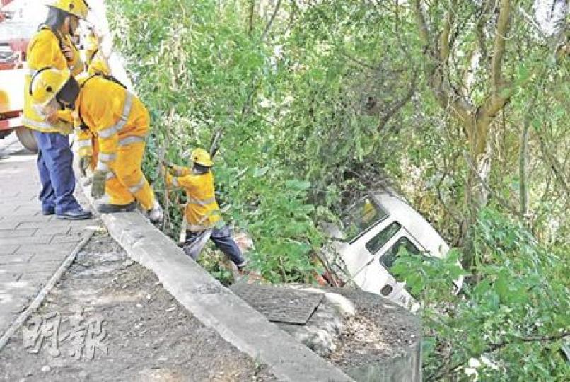 墜坡穿梭小巴被大樹擋住去勢，翻側停下，消防員一度游繩而下搜索是否仍有人被困。（劉友光攝）出事穿梭小巴原要右轉赤柱灘道（綠色虛線），但卻直衝剷上行人路，直插山坡（紅線）。該處路邊並無設置鐵欄。（劉友光攝）