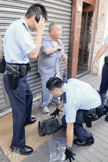 疑因追債涉嫌用利剪捅傷友人的75歲老翁，傷人後未有逃走，事後遭趕至警員拘捕帶署。（蔡方山攝）老翁被利剪捅傷後腰，鮮血直冒，救護員到場替他包紮後送院，無性命危險。 （蔡方山攝）剪刀事後留在現場地上，警員將之檢走作證物。（蔡方山攝）