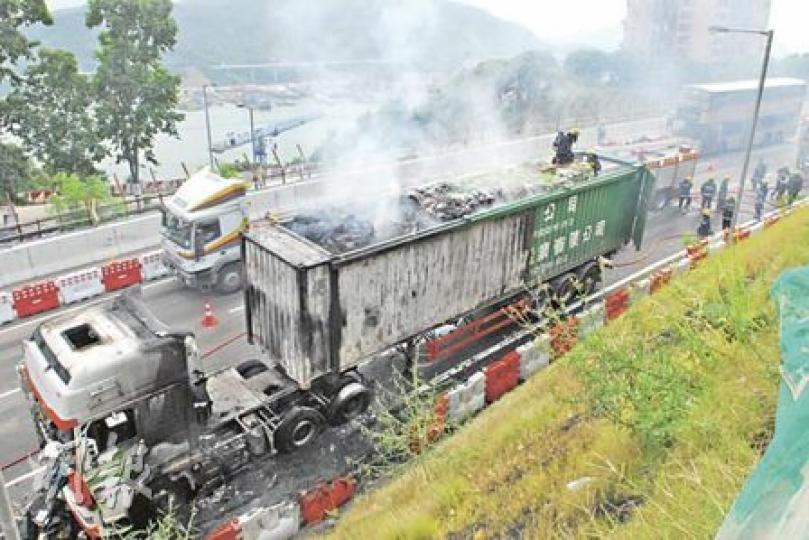 貨櫃車拖頭首先着火，火勢迅速蔓延，波及開頂貨櫃，櫃內廢紙不斷冒出白煙。（林錫禮攝）貨櫃車司機及時逃出車廂，未有受傷，事後留在現場協助警方調查。（林錫禮攝）