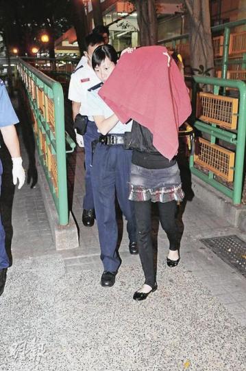 因轉職修甲師被男友干涉的少女，與男友爭吵後一度衝上太和邨亨和樓揚言跳樓，最後被勸服送院。（蔡方山攝）與男友在花園街單位內鬧分手、一度聲稱跳樓的女子，由警員及救護員勸服送院檢驗。（蔡方山攝）