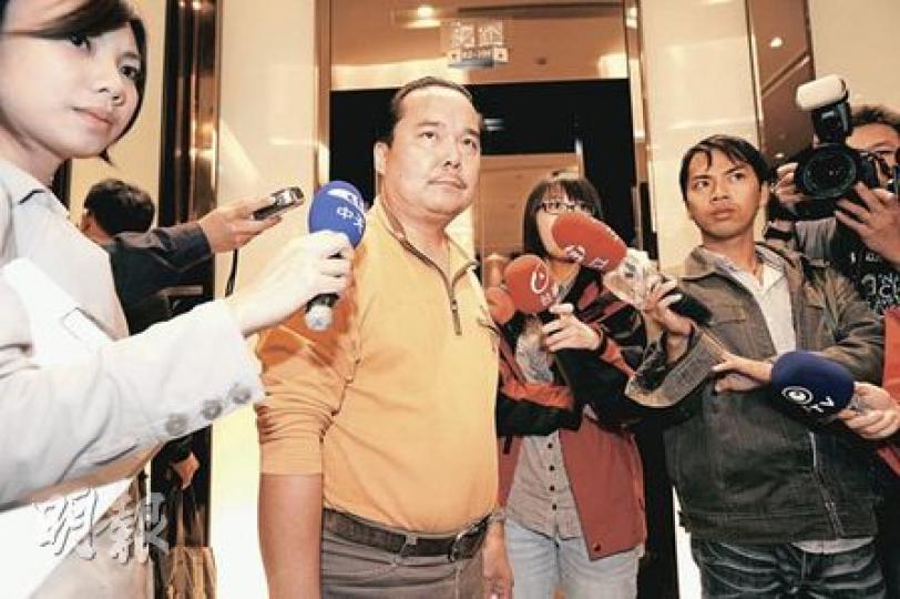 失蹤者袁敏的哥哥袁雄斥責台灣搜救不力，錯過救人黃金72小時。（何家達攝）珠海團6名家屬代表昨日中午到蘇花公路出事現場視察。（何家達攝）