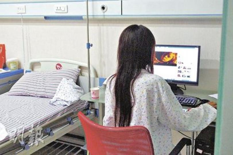 內地病殘就業歧視嚴重，小英應徵工作時屢屢碰壁。圖為小英在病房的情况。（王艷喆攝）