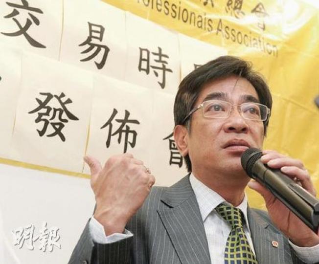 香港證券及期貨專業總會會長王國安指表示，七成多證券從業員反對延長交易時間，認為有損員工健康，也未必能有效提高交易額。（劉焌陶攝）