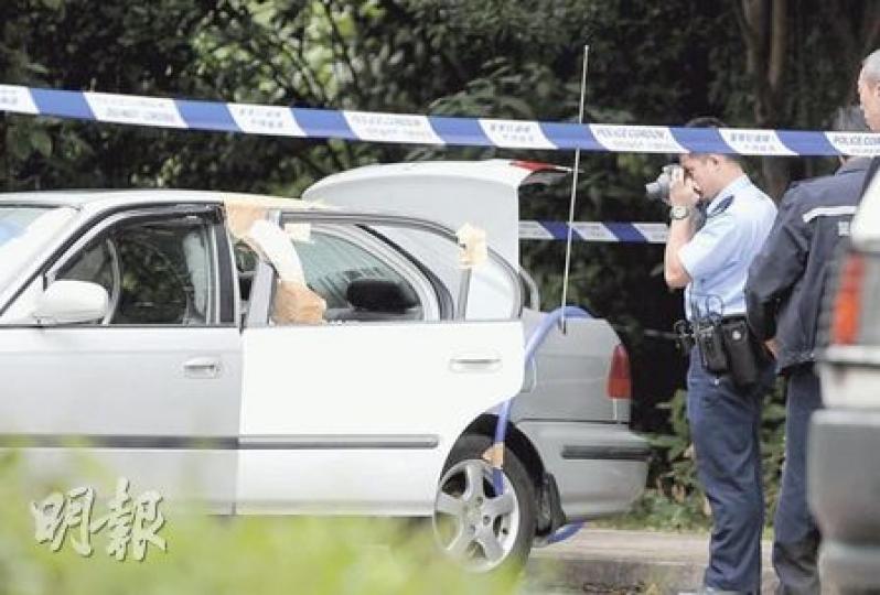 地產經紀自製毒氣室，在私家車內燒炭自殺，車尾可見自行接駁的膠喉，警方事後在場蒐證調查。（蔡方山攝）因感情問題自製毒氣室自殺身亡的地產經紀，屍體由仵工舁送殮房。（馮國良攝）