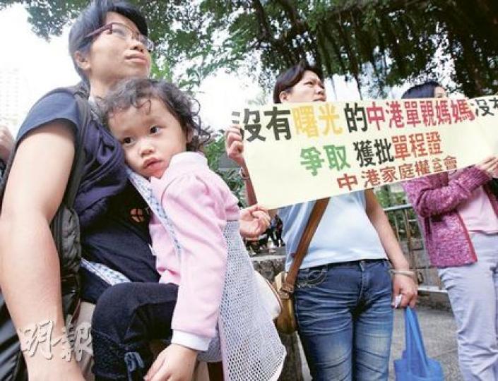 港人內地成年子女有望申請單程證配額來港，現居東莞的單親媽媽楊女士（左）是「成年子女」，父母及3名子女也居港。她心知來港後搵食艱難，但為與家人團聚誓力爭居留權，最壞打算是來港後靠子女的綜援金過活。（李紹昌攝）