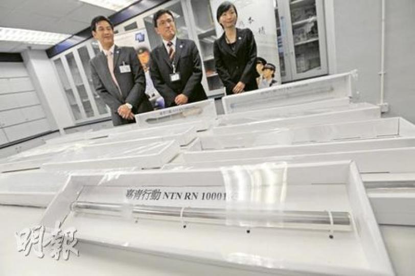 新界北總區刑事總部警司蔡偉富（中）表示，「嘉青行動」旨在防止青少年受不法分子影響或人身受傷害，行動至今拘捕近百人，並起出開山刀、鐵通等武器。（余俊亮攝）