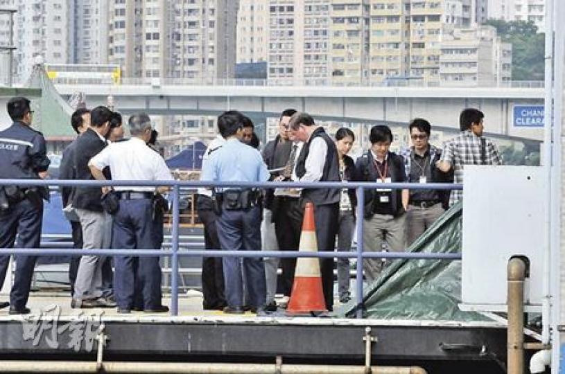 半裸女浮屍運至深灣水警基地上岸，用帳篷蓋住（右下），大批探員到場蒐證。（馮國良攝）