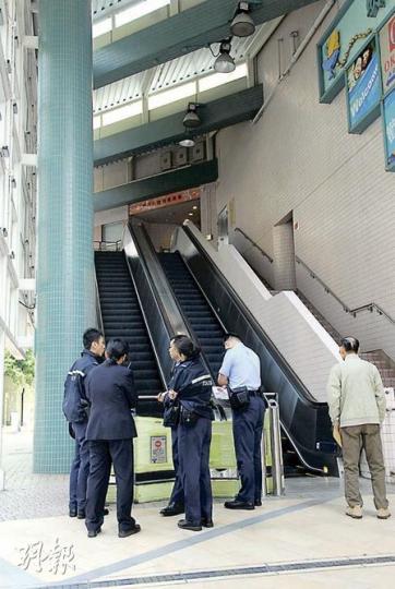 將軍澳明德商場扶手電梯維修後，疑再故障停頓，一對老夫婦跌倒受傷送院，警員其後在現場調查。（梁琬珊攝）