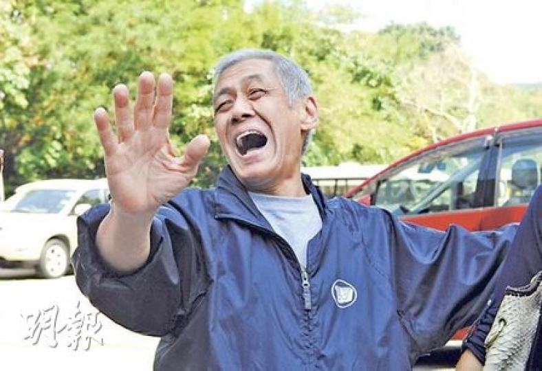 看更湯伯於意外中受輕傷,到醫院接受治理後返回停車場時,談笑風生,更指自己十分好運,要趕緊去買六合彩。(梁琬珊攝) 看更湯伯於意外中受輕傷,到醫院接受治理後返回停車場時,談笑風生,更指自己十分好運,要趕緊去買六合彩。(梁琬珊攝)
