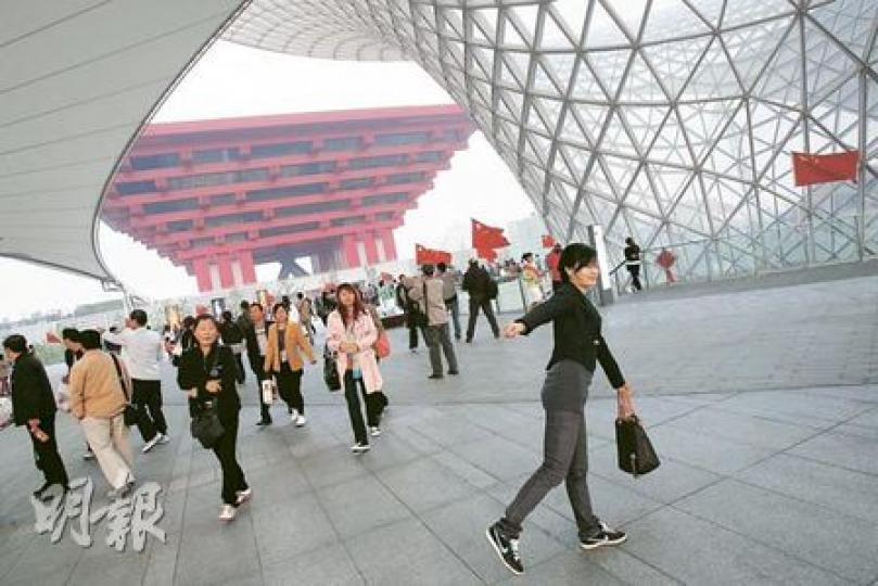 世博最後一日,遊客在園內留影。(林振東攝) 世博最後一日,遊客在園內留影。(林振東攝)