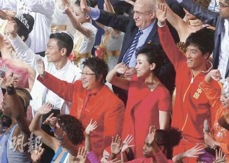 藝人劉德華(左起)、韓紅、資深傳媒人楊瀾、田徑運動員劉翔在世博閉幕式上。(林振東攝) 藝人劉德華(左起)、韓紅、資深傳媒人楊瀾、田徑運動員劉翔在世博閉幕式上。(林振東攝)