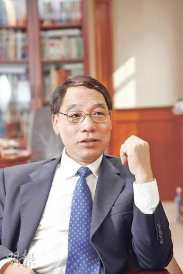 浸大校長陳新滋﹕「每人都有創意,學習可提升創造力。學生要有創意,必先具備紮實的本科知識基礎,然後跳出知識框框,透過思考多種解決問題的方法,重新組合不同知識,產生出全新的知識,並將之轉化成社會認同的技術或產品。」(陳智良攝) 浸大校長陳新滋﹕「每人都有創意,學習可提升創造力。學生要有創意,必先具備紮實的本科知識基礎,然後跳出知識框框,透過思考多種解決問題的方法,重新組合不同知識,產生出全新的知識,並將之轉化成社會認同的技術或產品。」(陳智良攝)