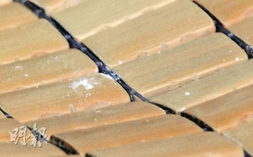 小巴的司機座位遺下小量疑是K仔的白色粉末。(林錫禮攝)乘客急忙下車後,小巴再溜前約10米撞向停泊在路邊的平治房車。(林錫禮攝) 小巴的司機座位遺下小量疑是K仔的白色粉末。(林錫禮攝)乘客急忙下車後,小巴再溜前約10米撞向停泊在路邊的平治房車。(林錫禮攝)