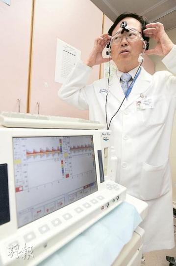 中大威爾斯醫院腦外科主任潘偉生教授說透過監察儀器,可監察腦外傷病人腦血流量之高低,從而為病人評估傷勢及計劃治療方案。(何家達攝)威爾斯醫院創傷中心推行大量輸血指引,血庫收到中心通知可預先將急凍血漿解凍,供重傷及流血不止的傷者備用。(林振東攝)圖為未解凍的急凍血漿。 (林振東攝) 中大威爾斯醫院腦外科主任潘偉生教授說透過監察儀器,可監察腦外傷病人腦血流量之高低,從而為病人評估傷勢及計劃治療方案。(何家達攝)威爾斯醫院創傷中心推行大量輸血指引,血庫收到中心通知可預先將急凍血漿解凍,供重傷及流血不止的傷者備用。(林振東攝)圖為未解凍的急凍血漿。 (林振東攝)