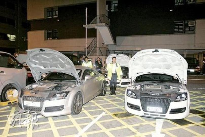 涉嫌非法賽車的8架私家車及3架電單車,全部懷疑曾非法改裝,警方將車拖至警署後,立即打開車頭蓋檢查有否違規裝置。(蔡方山攝)警方前晚的反非法賽車行動,截獲3架高速飛馳的電單車,拘捕3名鐵騎士,當中包括一名中學教師。(蔡方山攝) 涉嫌非法賽車的8架私家車及3架電單車,全部懷疑曾非法改裝,警方將車拖至警署後,立即打開車頭蓋檢查有否違規裝置。(蔡方山攝)警方前晚的反非法賽車行動,截獲3架高速飛馳的電單車,拘捕3名鐵騎士,當中包括一名中學教師。(蔡方山攝)